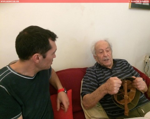 Il Sig. Eughenicos insieme a Markos Andreou, durante la nostra prima visita nella sua casa di Drapetsona, ci illustra alcune particolarita' tecniche dell'elmetto greco. © Marcos Andreou